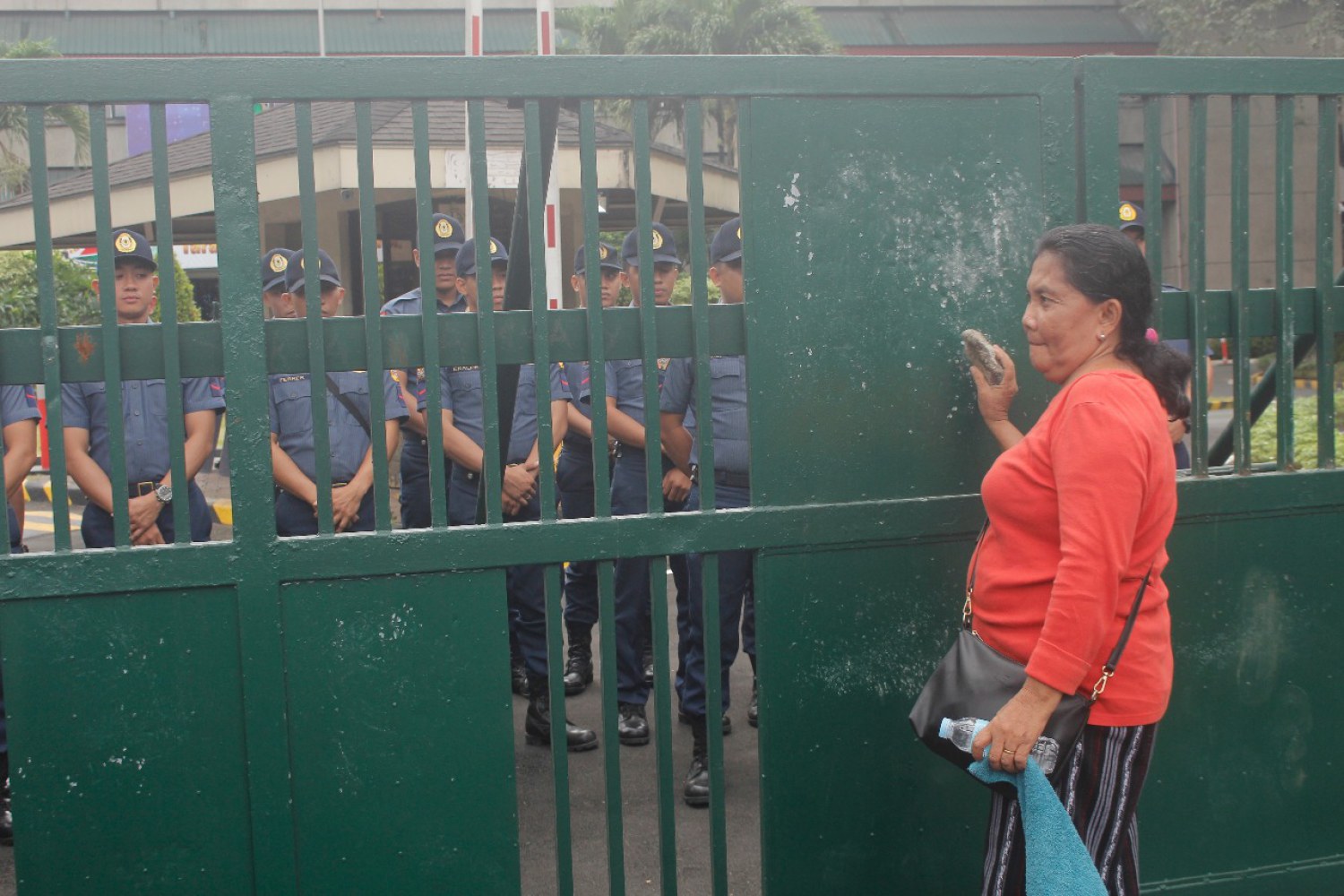 LOOK: Kadamay members knock on NHA gates in QC