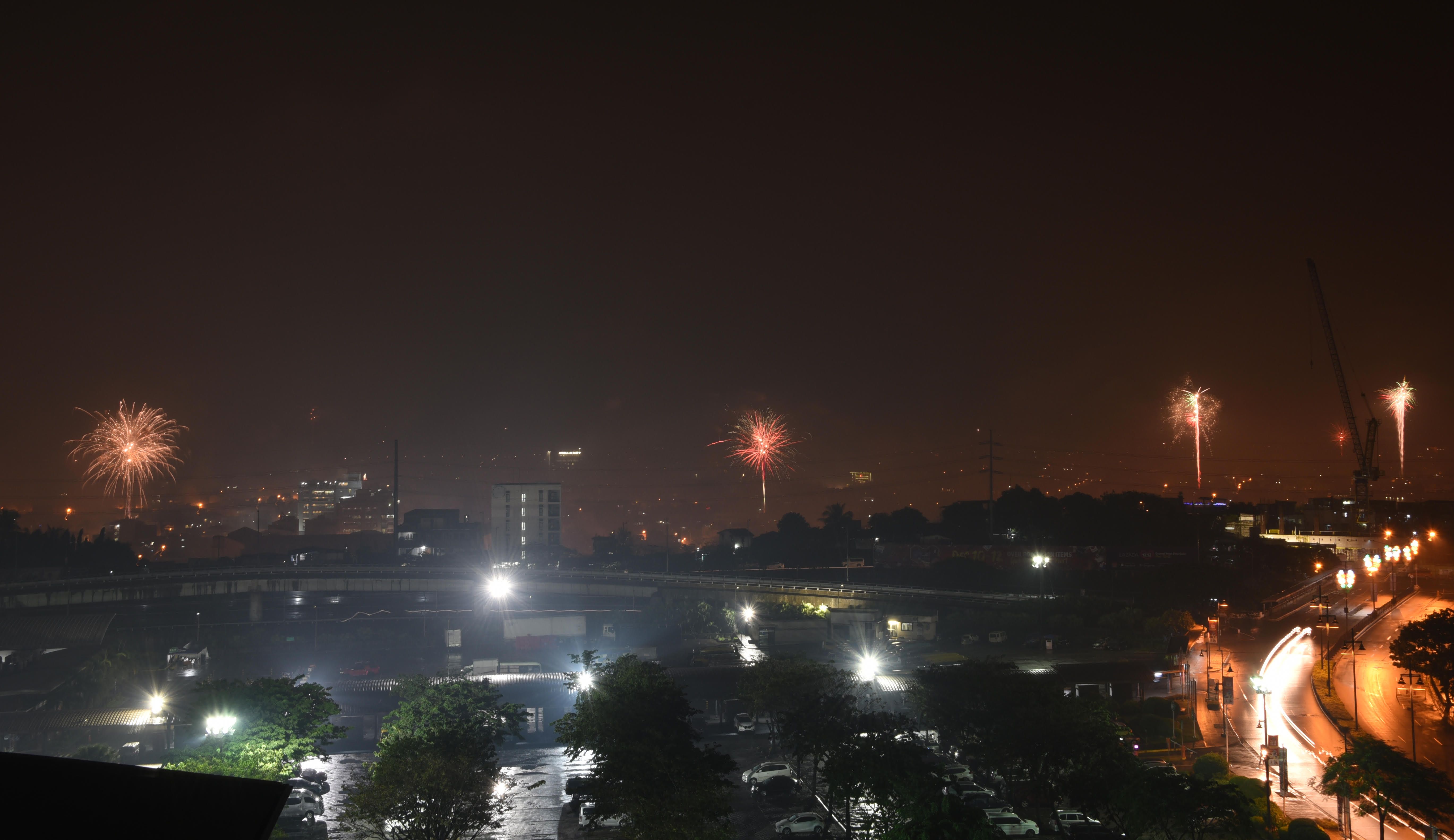 LOOK: The thrill, good vibes from fireworks must go on despite the rain