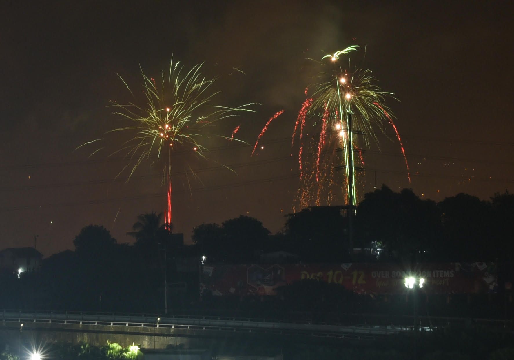 LOOK: The thrill, good vibes from fireworks must go on despite the rain