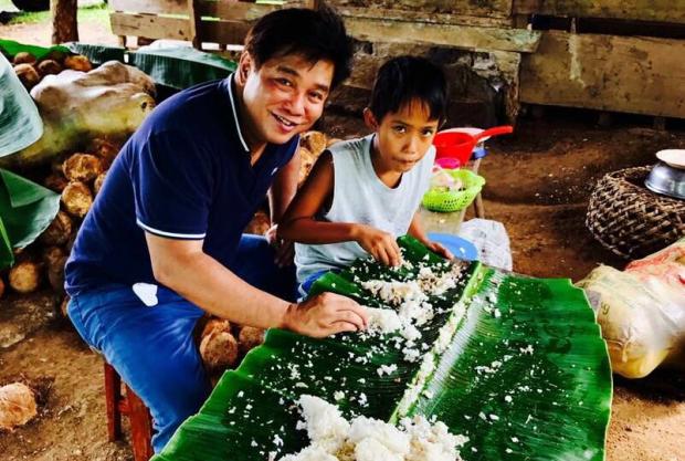 Rodel Batocabe sharing meal with boy in Albay