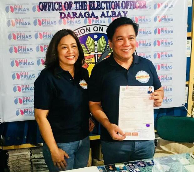Rodel Batocabe with wife Gertrudes at Comelec office in Daraga