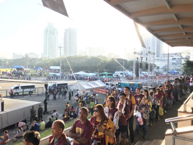 The line of devotees stretched from the Independence Road to South Road and up to Roxas Boulevard. DAPHNE GALVEZ, INQUIRER.net pahalik traslacion 2019