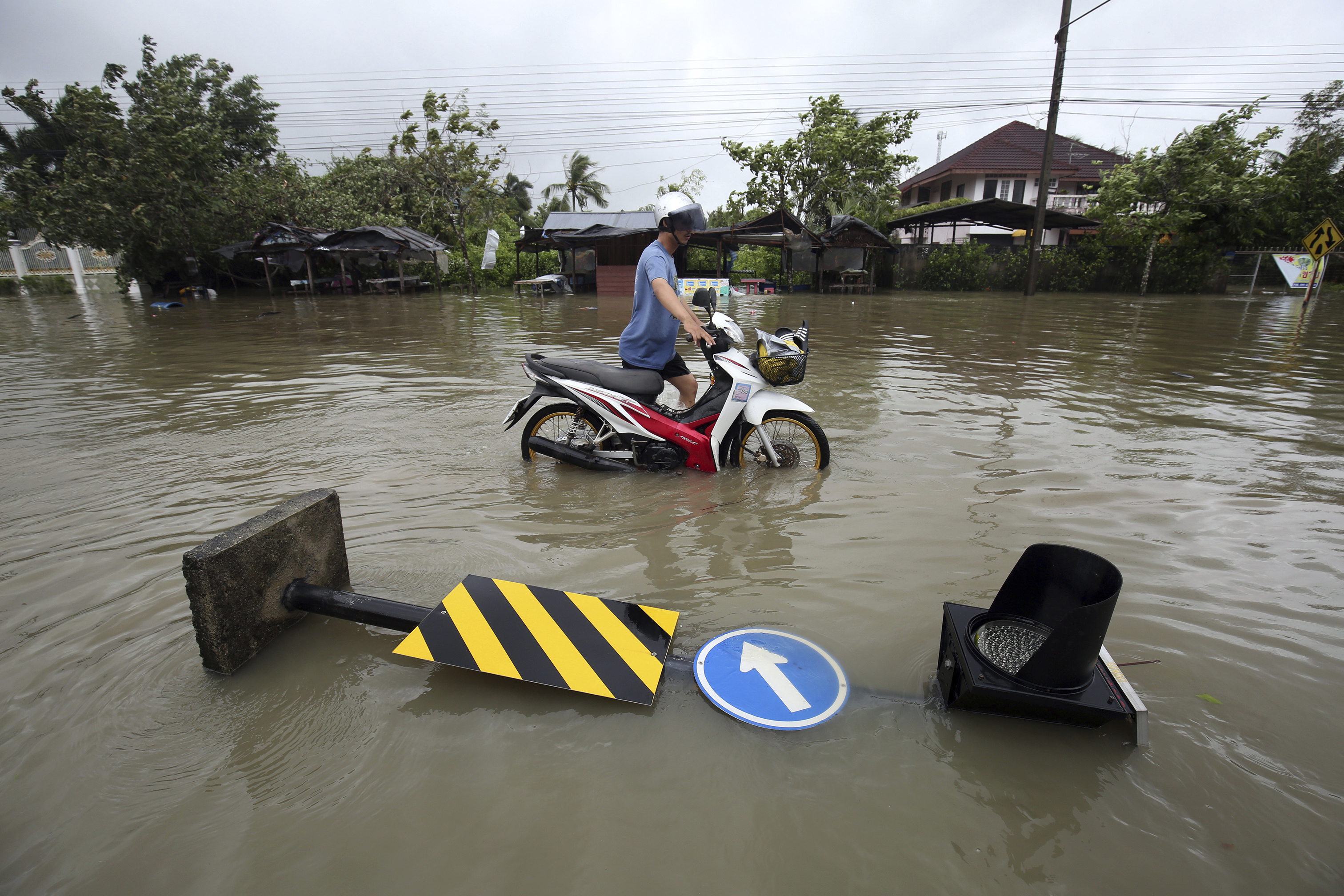 Floods, blackouts after Thai storm, but tourist islands spared