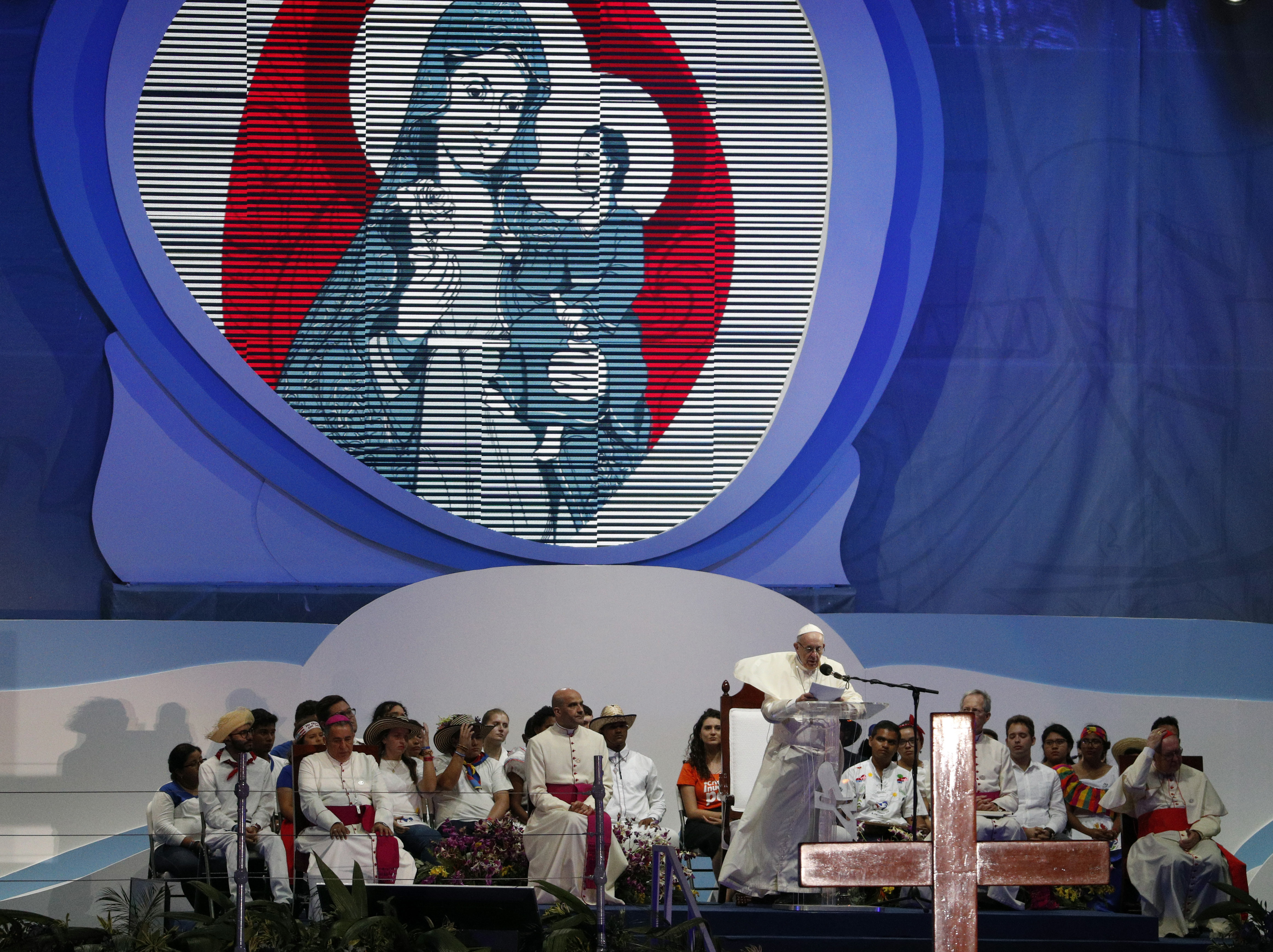 Pope defends migrants, marginalized, at Panama meeting with young
