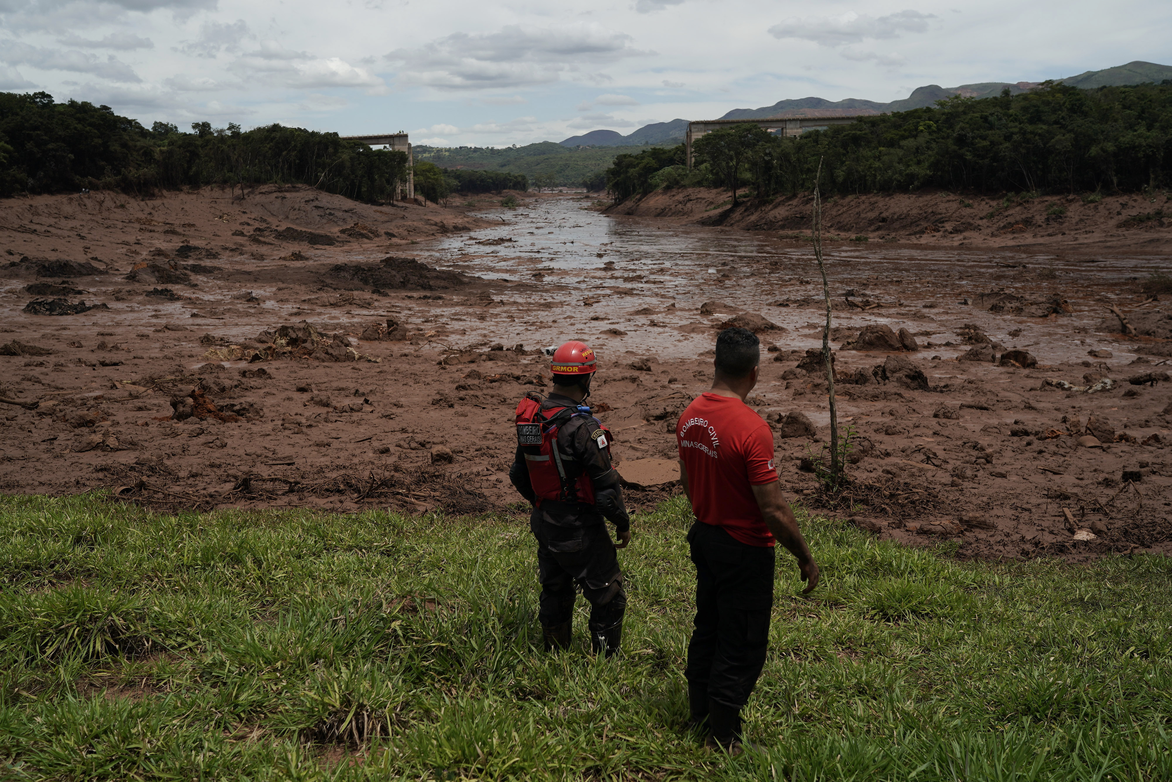 Firefighters search mud after Brazil dam collapse; 58 dead, 300 missing