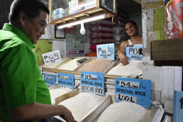 LOOK: Otso Diretso bets visit local market in Iloilo City