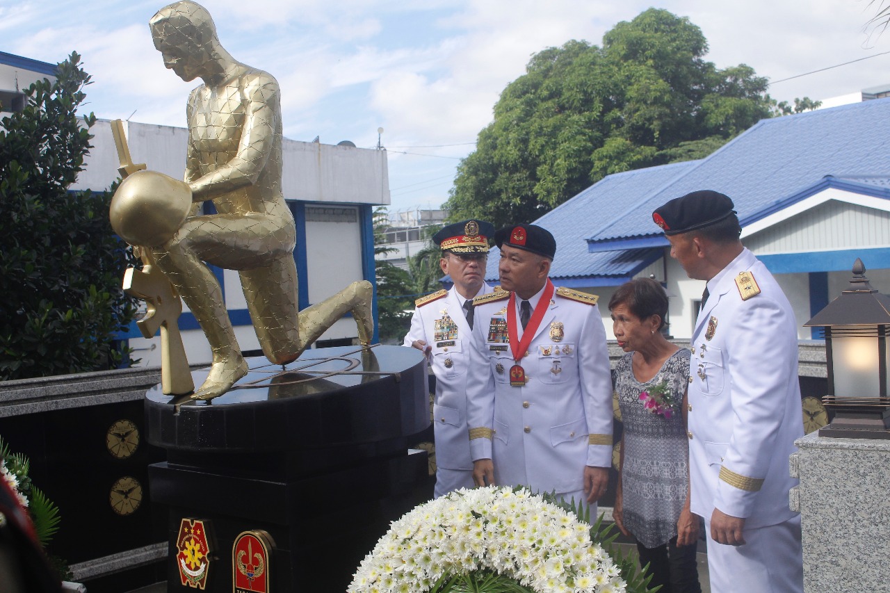 LOOK: PNP officials lay wreath at SAF 44 memorial