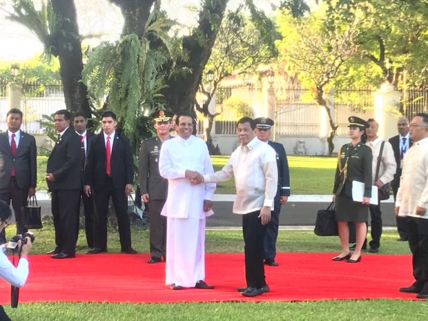 President Rodrigo Duterte welcomes visiting Sri Lankan President Maithripala Sirisena in Malacañang. DARRYL JOHN ESGUERRA