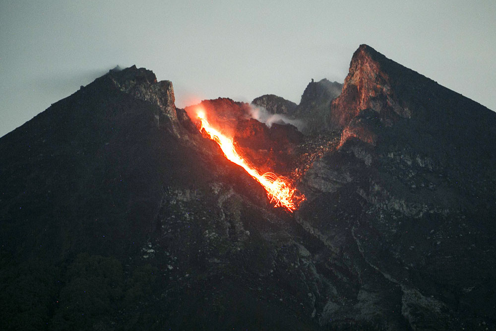 Indonesia prepares for worst as Mt Merapi  eruptions 