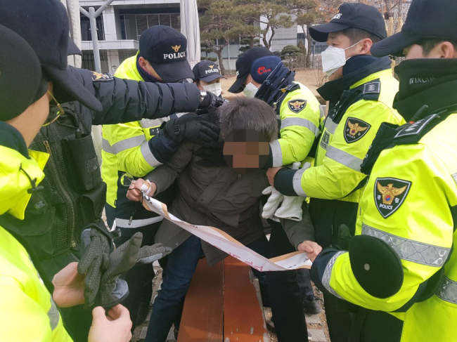 Korean students nabbed while trying to raid US Embassy