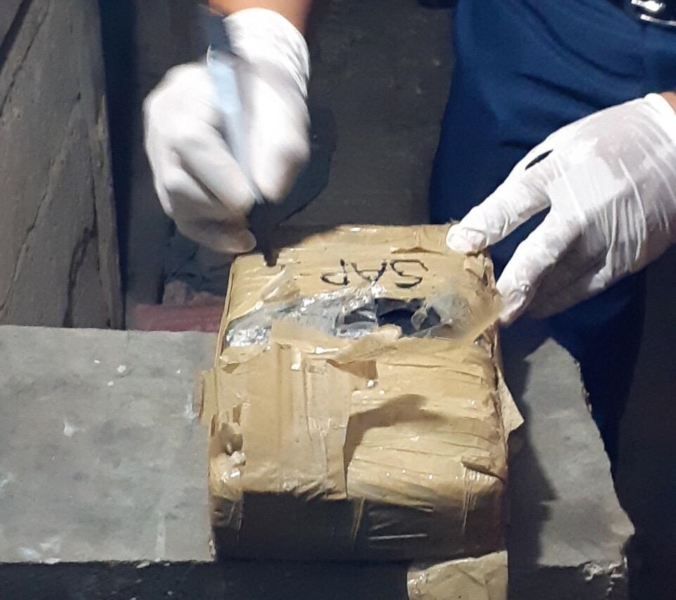 Suspected cocaine washes ashore in Quezon