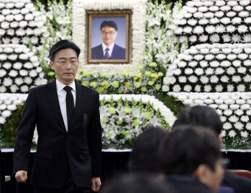 Koreans mourn overworked doctor’s death