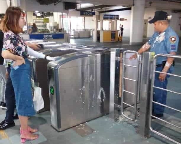Chinese woman throws taho at MRT cop