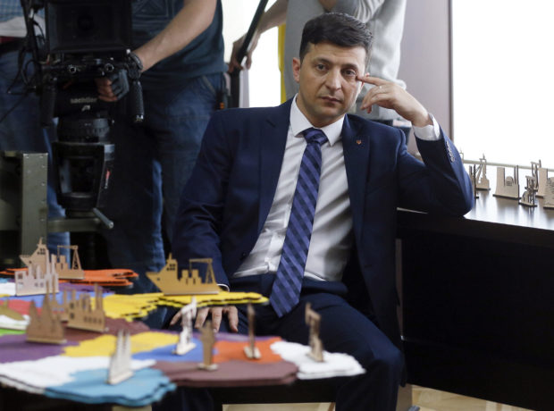  Ukraine: Comedian surges ahead in presidential election poll