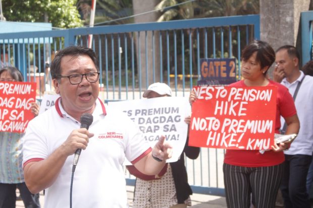 LOOK: Bayan Muna, Colmenares stage protest in front of SSS office