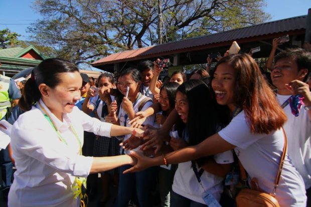 Poe kicks off provincial leg of campaign in father's hometown