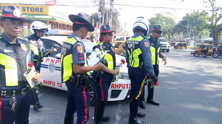 Traffic cops surprise motorists with flowers, love notes in South Cotabato