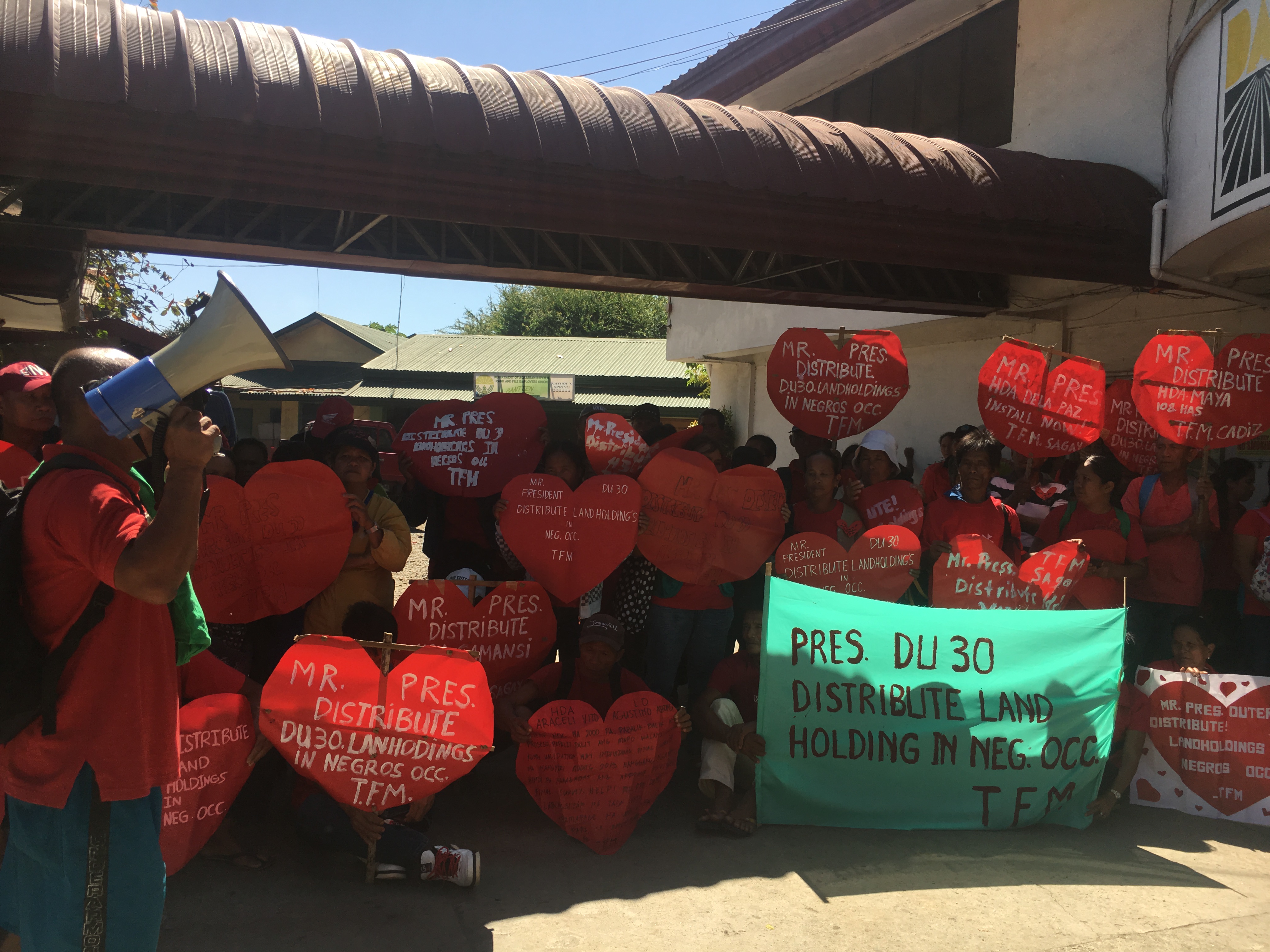 Negros farmers bearing red hearts call on Duterte to distribute land
