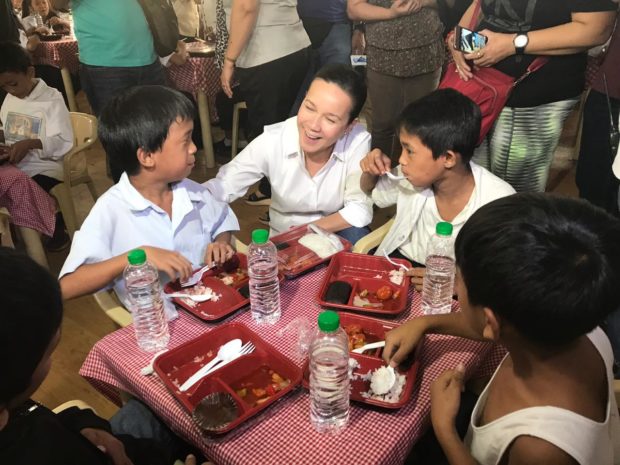 Poe kicks off poll campaign with kids of Payatas