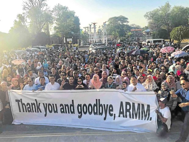 Employees bid goodbye to ARMM in flag rites