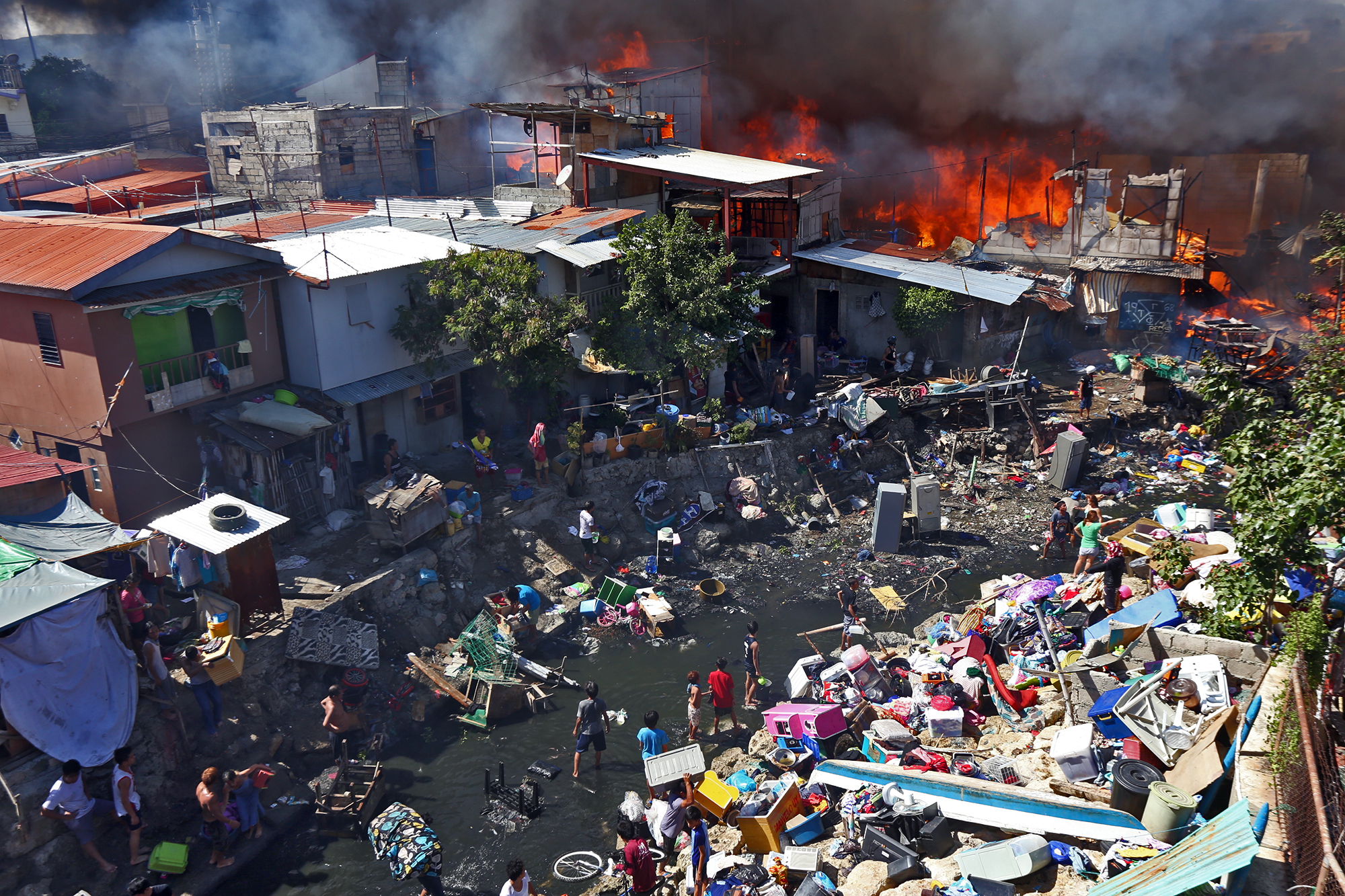 Fire razes 100 houses in Cebu City