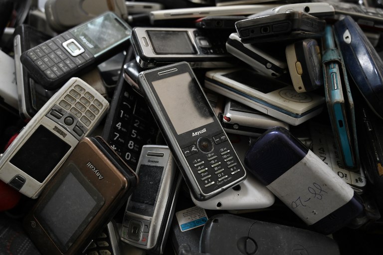 Cell phone 'Tower of Babel' highlights China e-waste problem