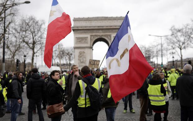 Yellow vests gather at Arc de Triomphe in Paris