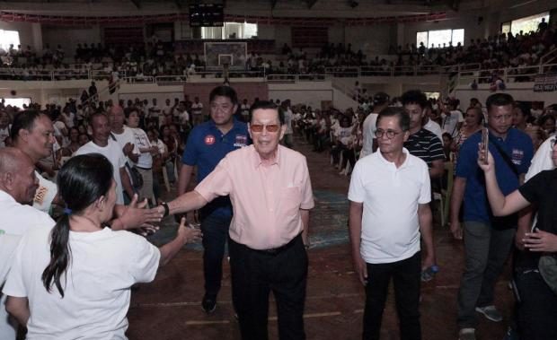 Juan Ponce Enrile shaking hands in Bacolod