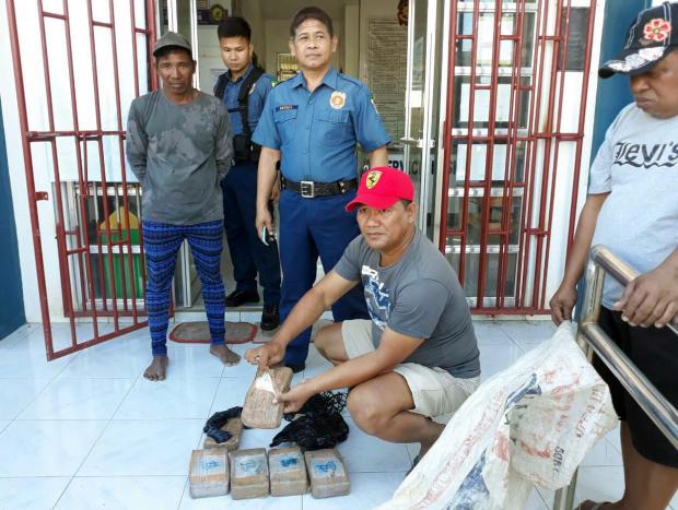 Fisherman shows blocks of cocaine in Catanduanes