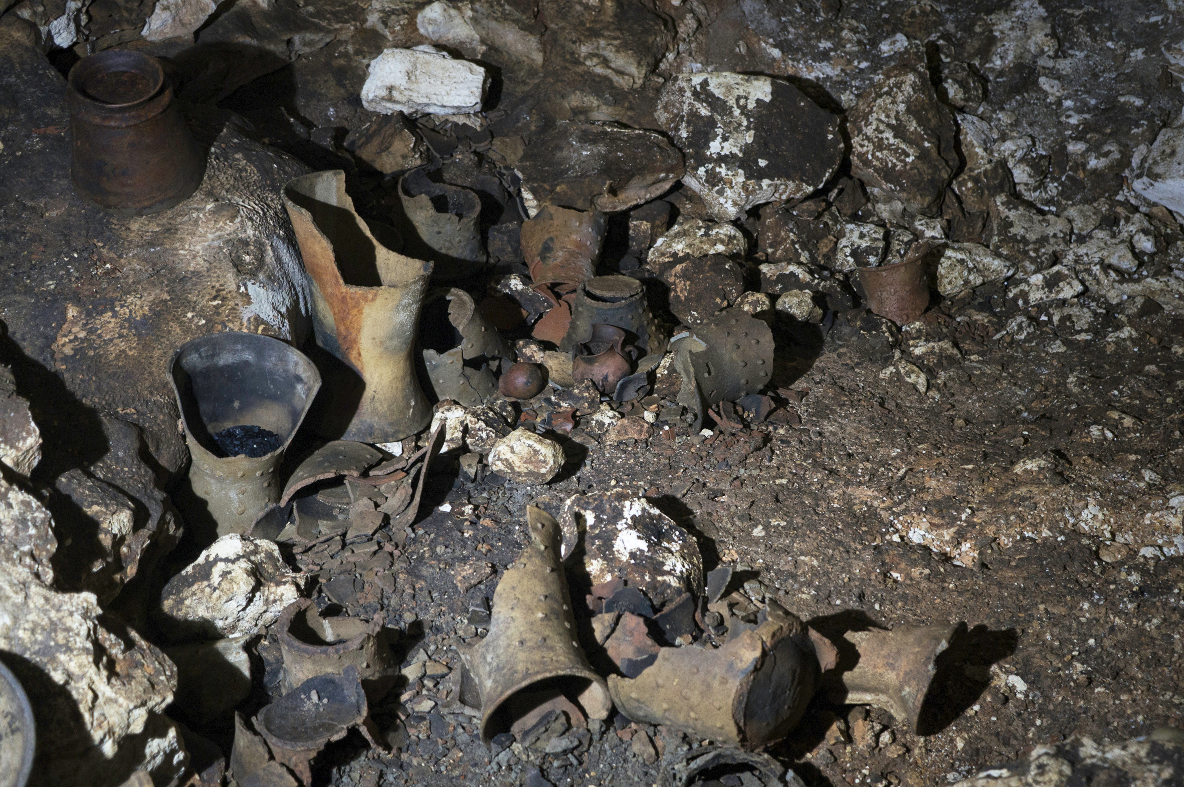 Mexican experts find cave, offerings at Chichen Itza