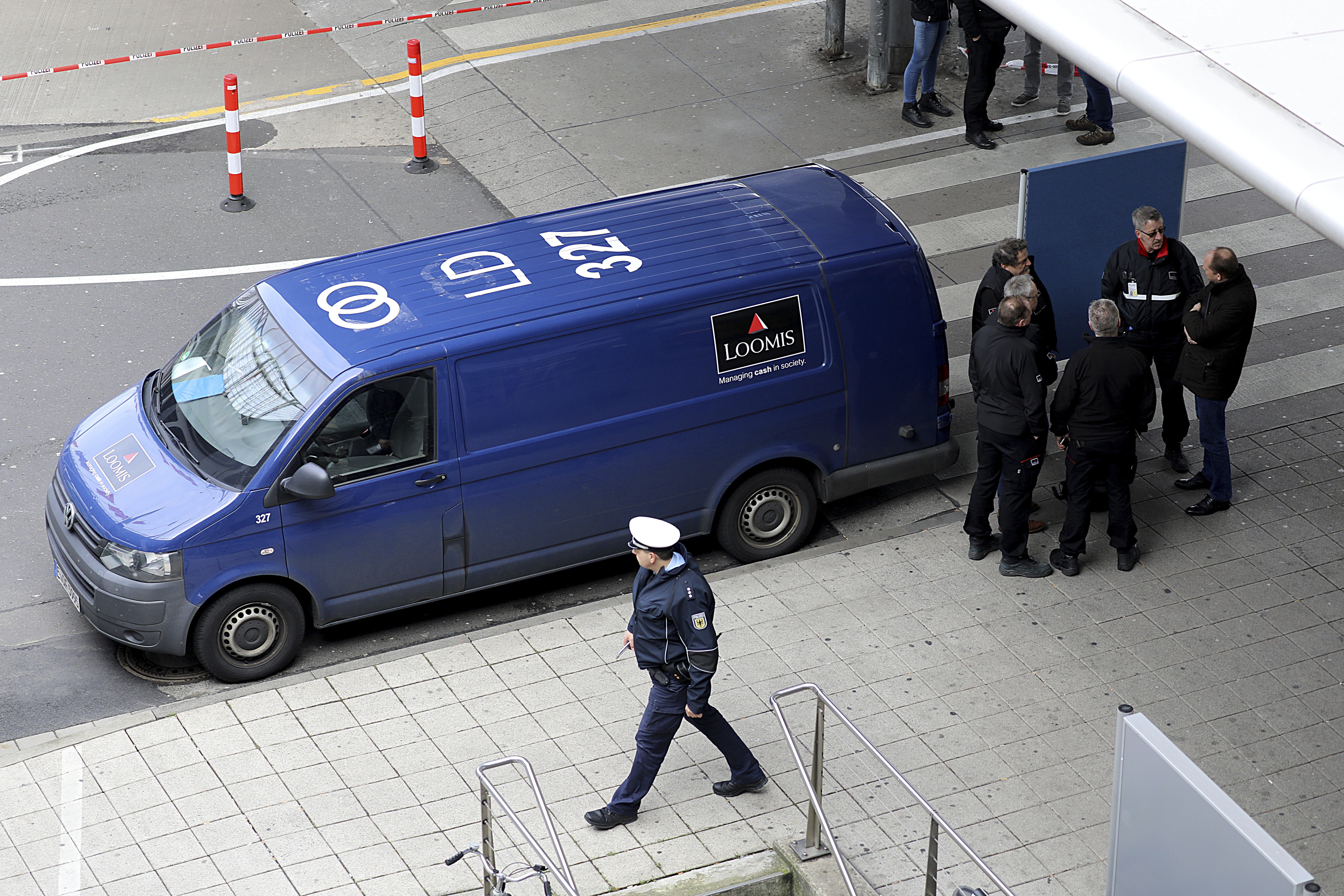 Manhunt on after 3 attack money transporter in Germany