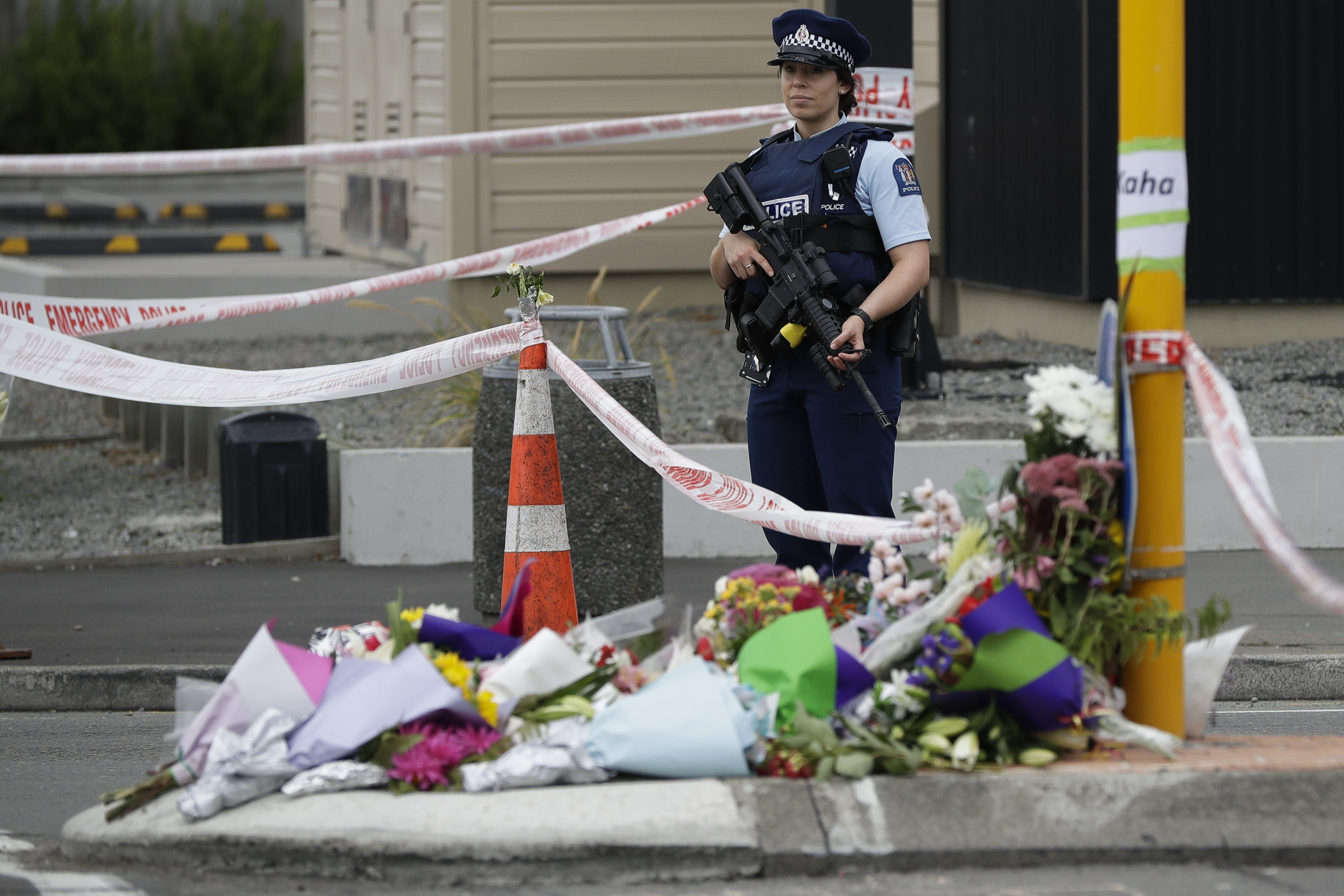 In wake of shooting, New Zealanders show kindness to Muslims