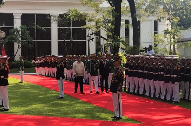 President Rodrigo Duterte and visiting Malaysian Prime Minister Mahathir Mohamad in Malacañang. DARRYL JOHN ESGUERRA