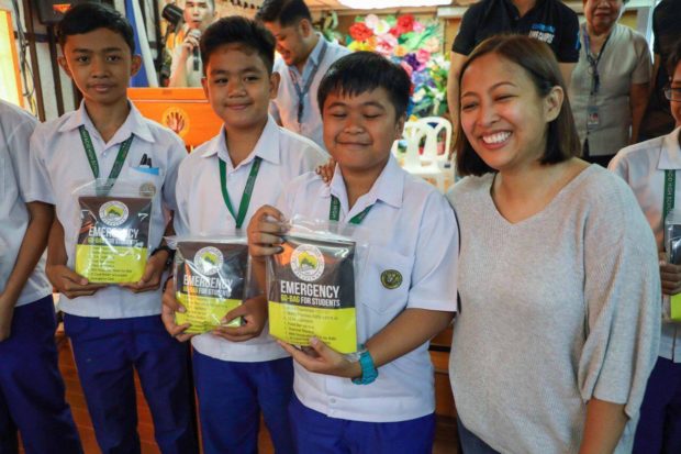 Mayor Binay distributes 38K emergency kits for public HS students