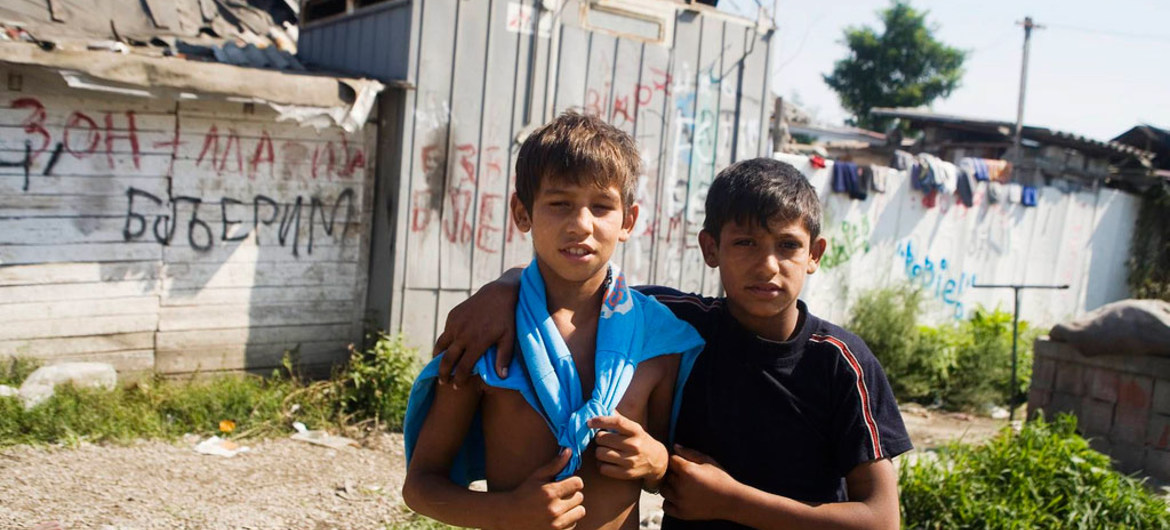 France: False kidnapping rumors spark gang attacks on Roma