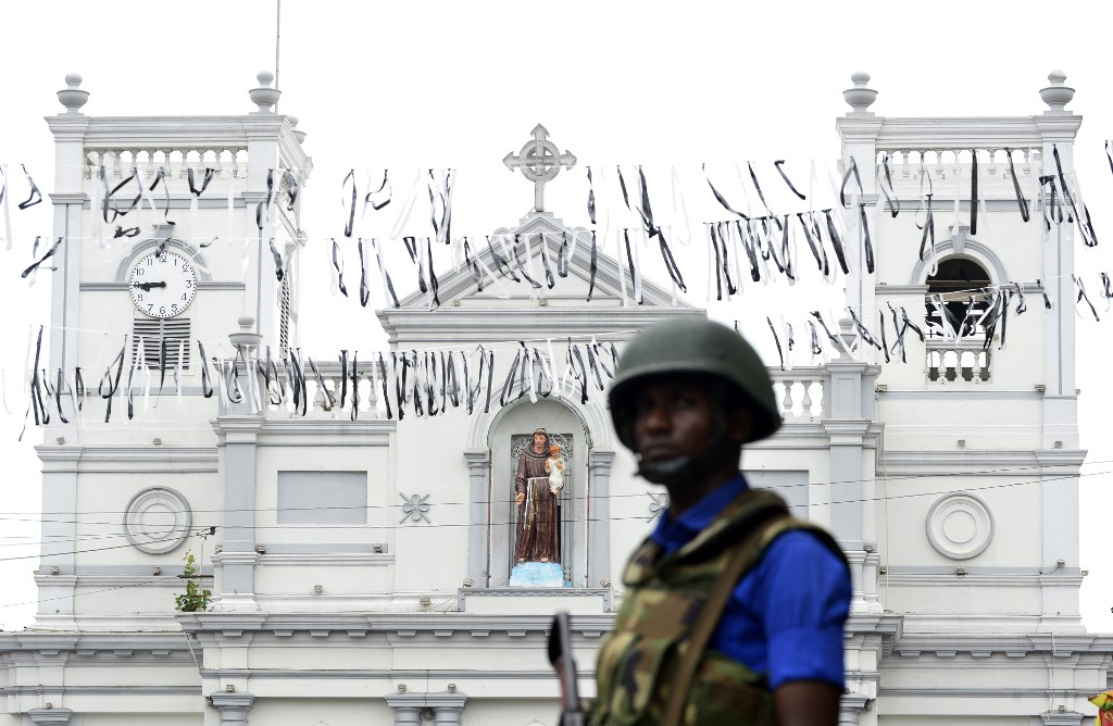 A Sri Lankan soldier stands guard outside St. Anthony's Shrine in Colombo on April 27, 2019, following a series of bomb blasts targeting churches and luxury hotels on Easter Sunday in Sri Lanka. - Suicide bombers cornered by security forces in a hideout in eastern Sri Lanka blew themselves up in a raid which left 15 people dead, including six children, police said April 27. (Photo by LAKRUWAN WANNIARACHCHI / AFP) sri lanka