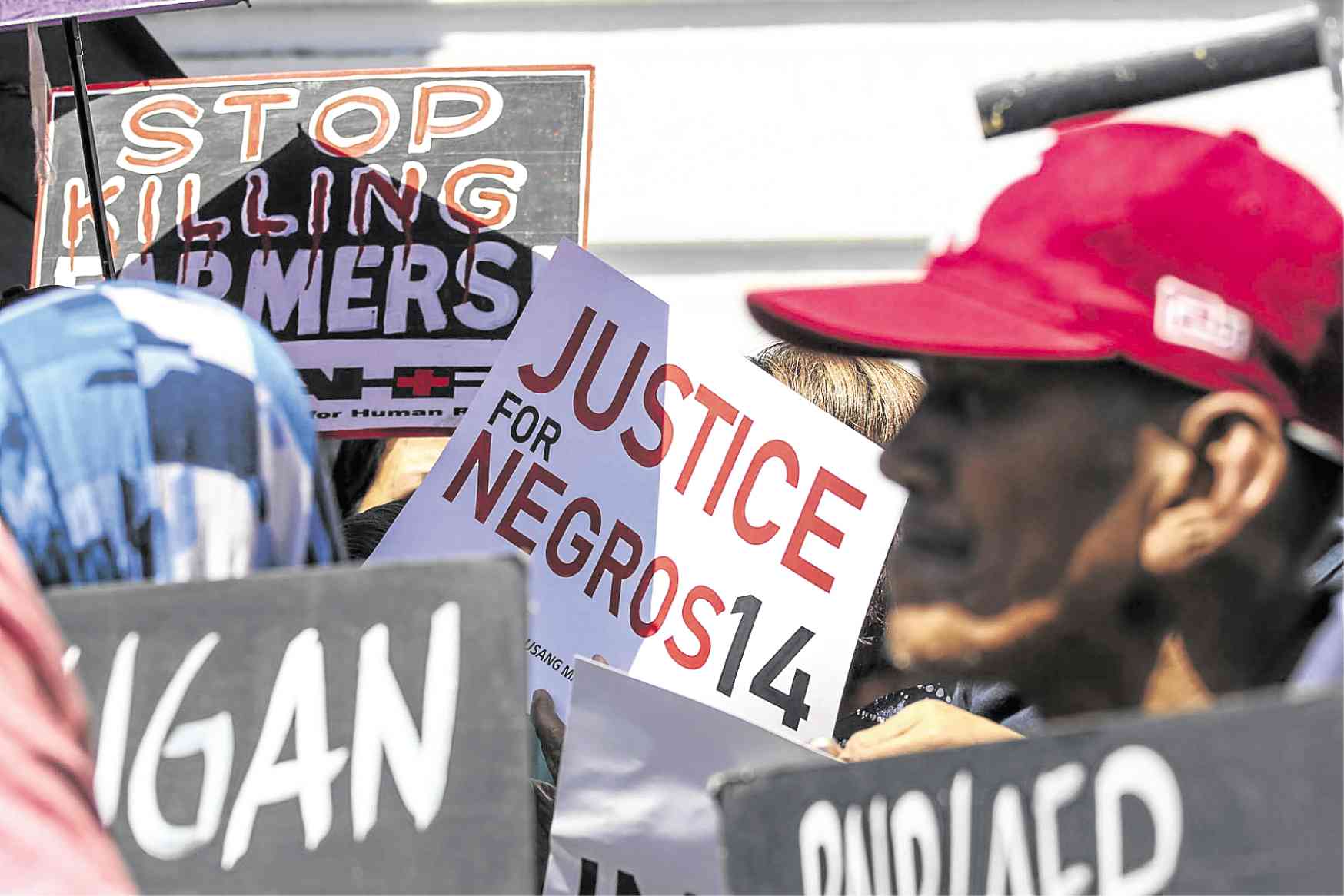 Lawmakers want PNP chief’s head over Negros farmers’ slay