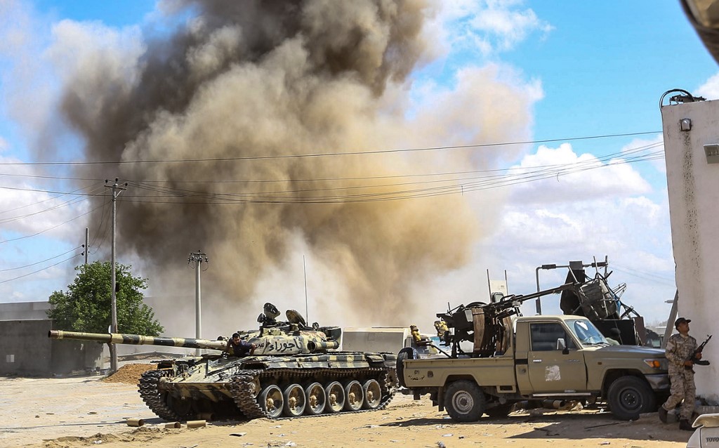 Battles intensify around Libya capital as thousands displaced
