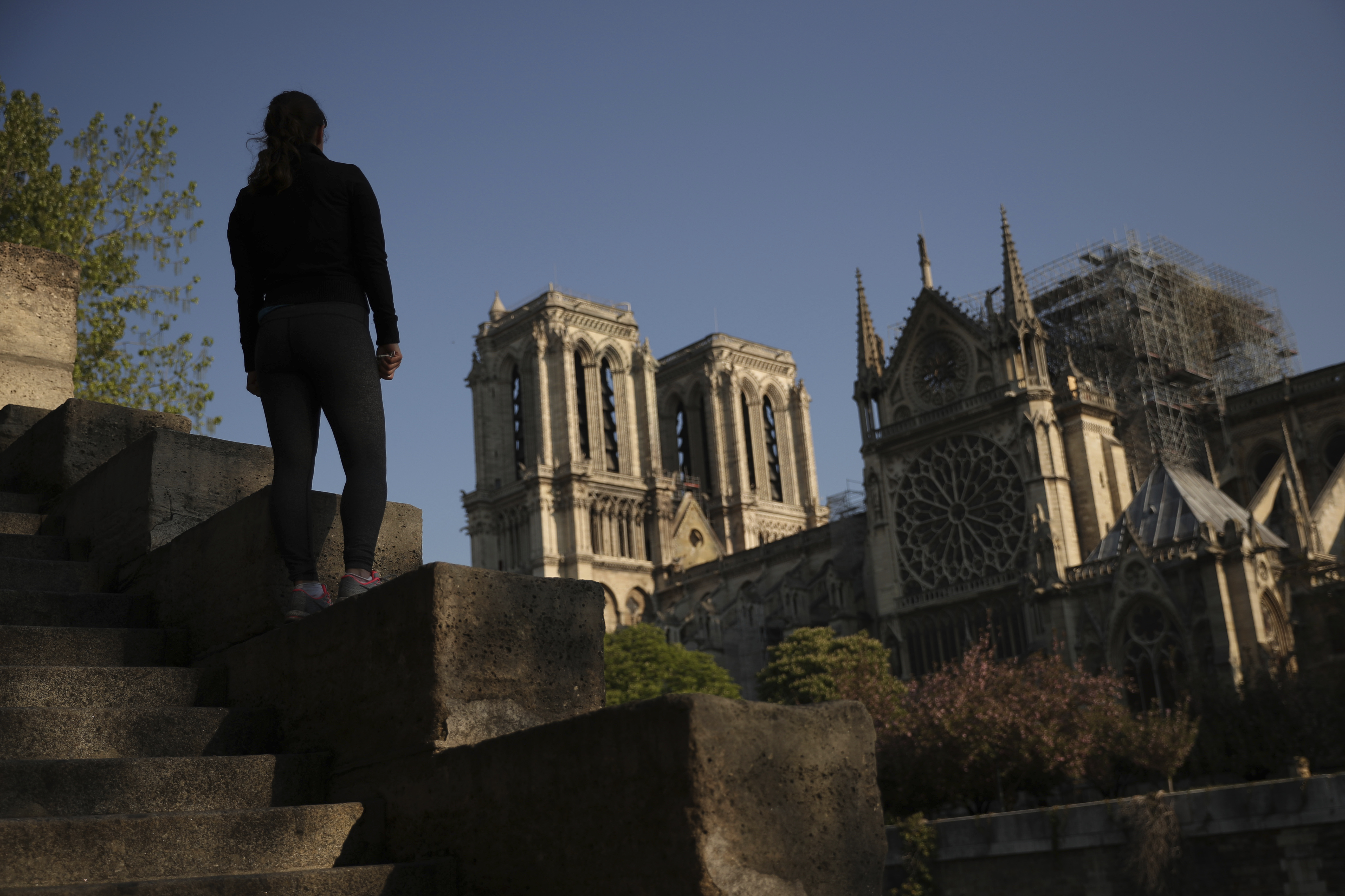 Tourists, Easter worshippers lament closure of Notre Dame