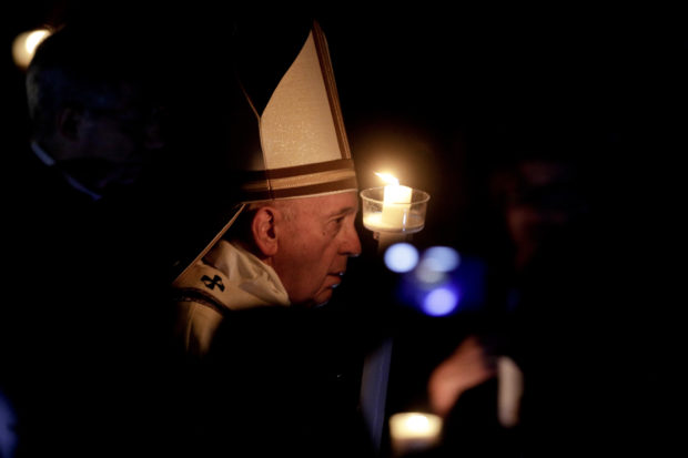 Pope during Easter vigil: reject the 'glitter of wealth'