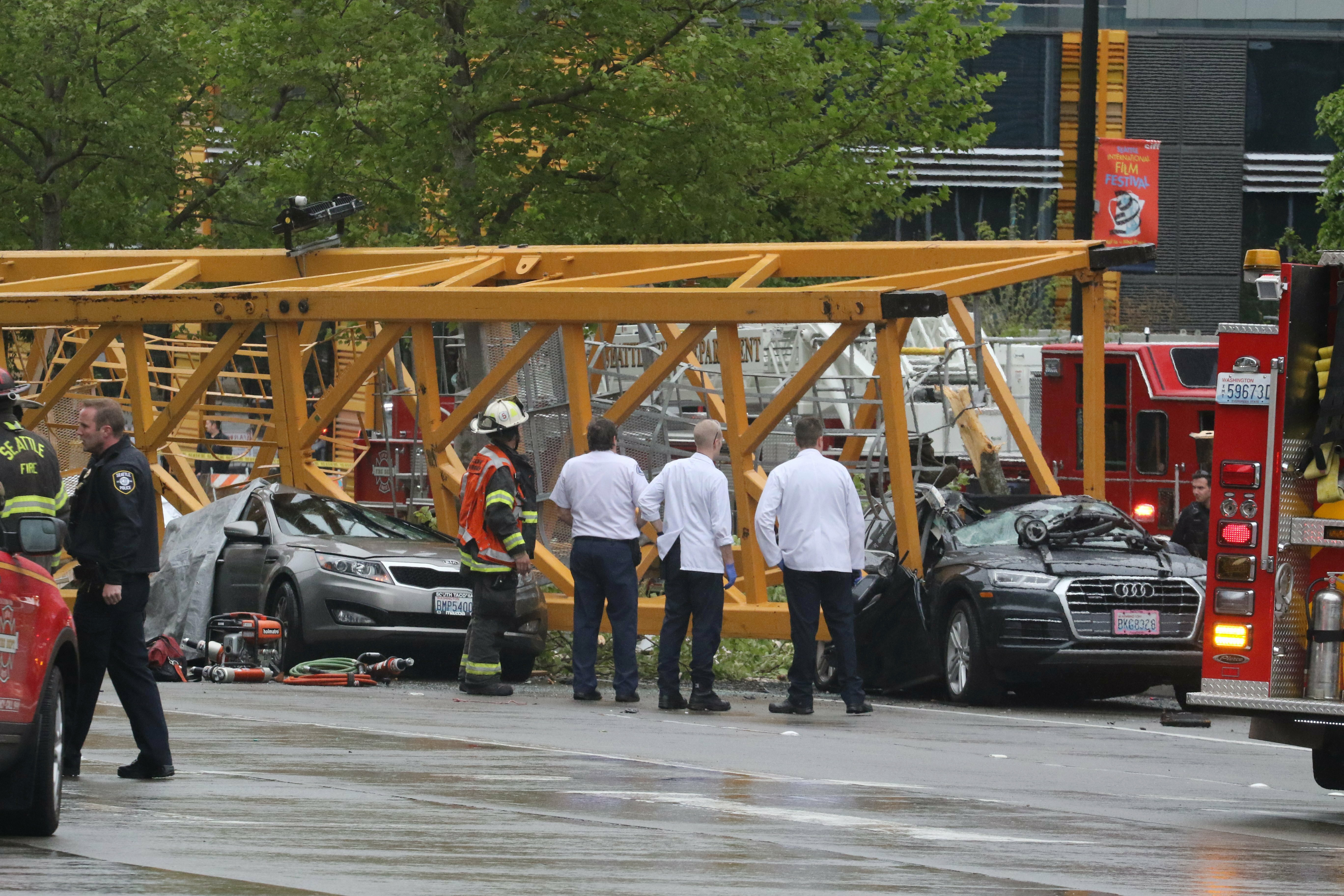 4 dead after construction crane crushes cars in Seattle