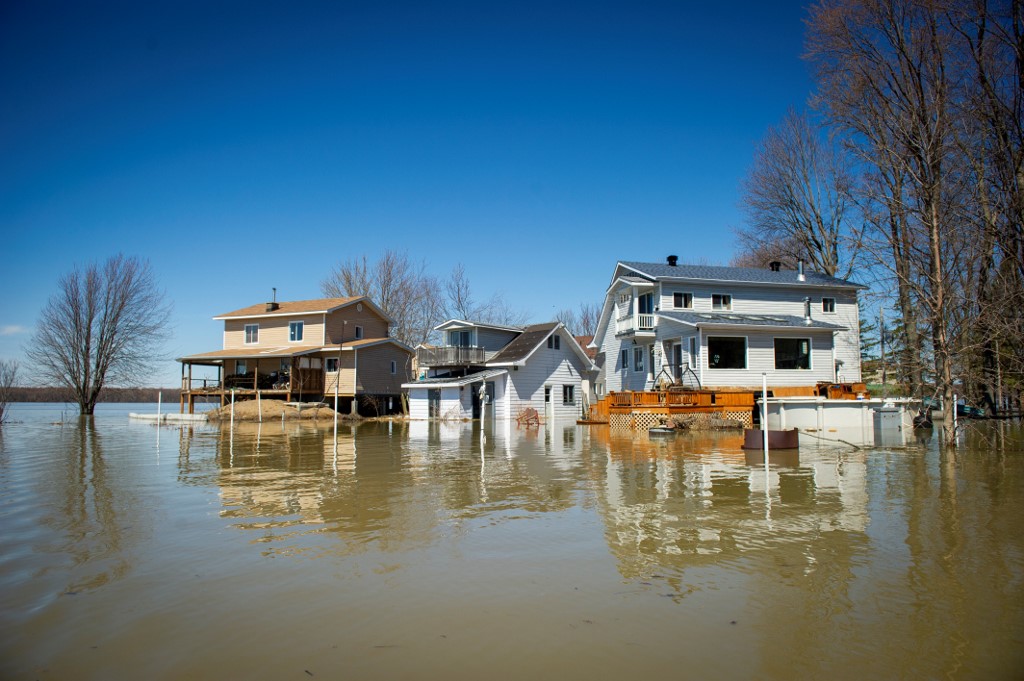 Dike breached, thousands evacuated near Montreal as floods worsen