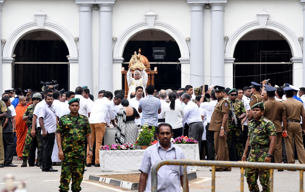 Tears and troops as Sri Lanka mourns suicide bomb dead