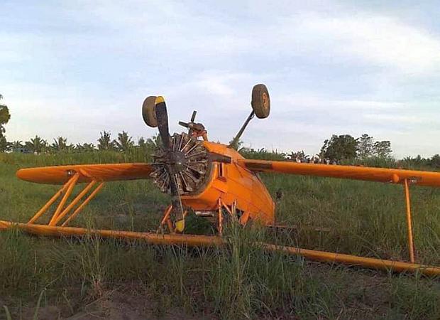 Spray plane with tail number RP-R4418
