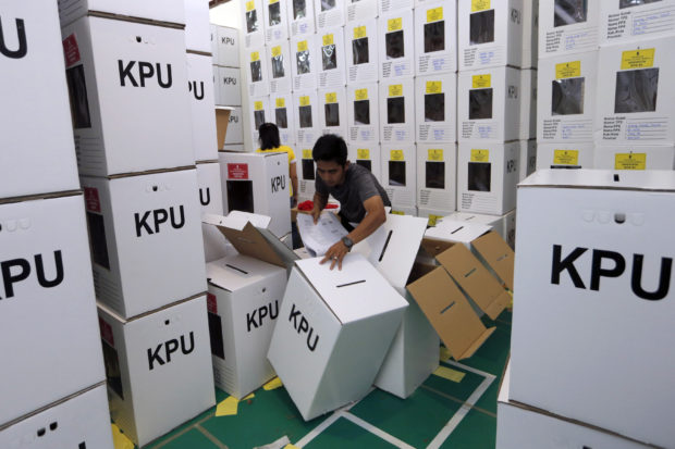  Indonesians wrestle with voting choices, giant ballot papers