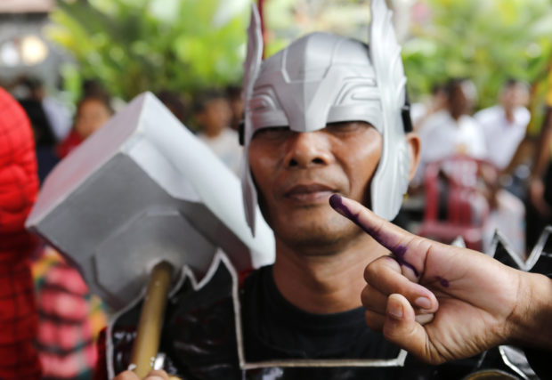 Early Indonesia results show Widodo in lead