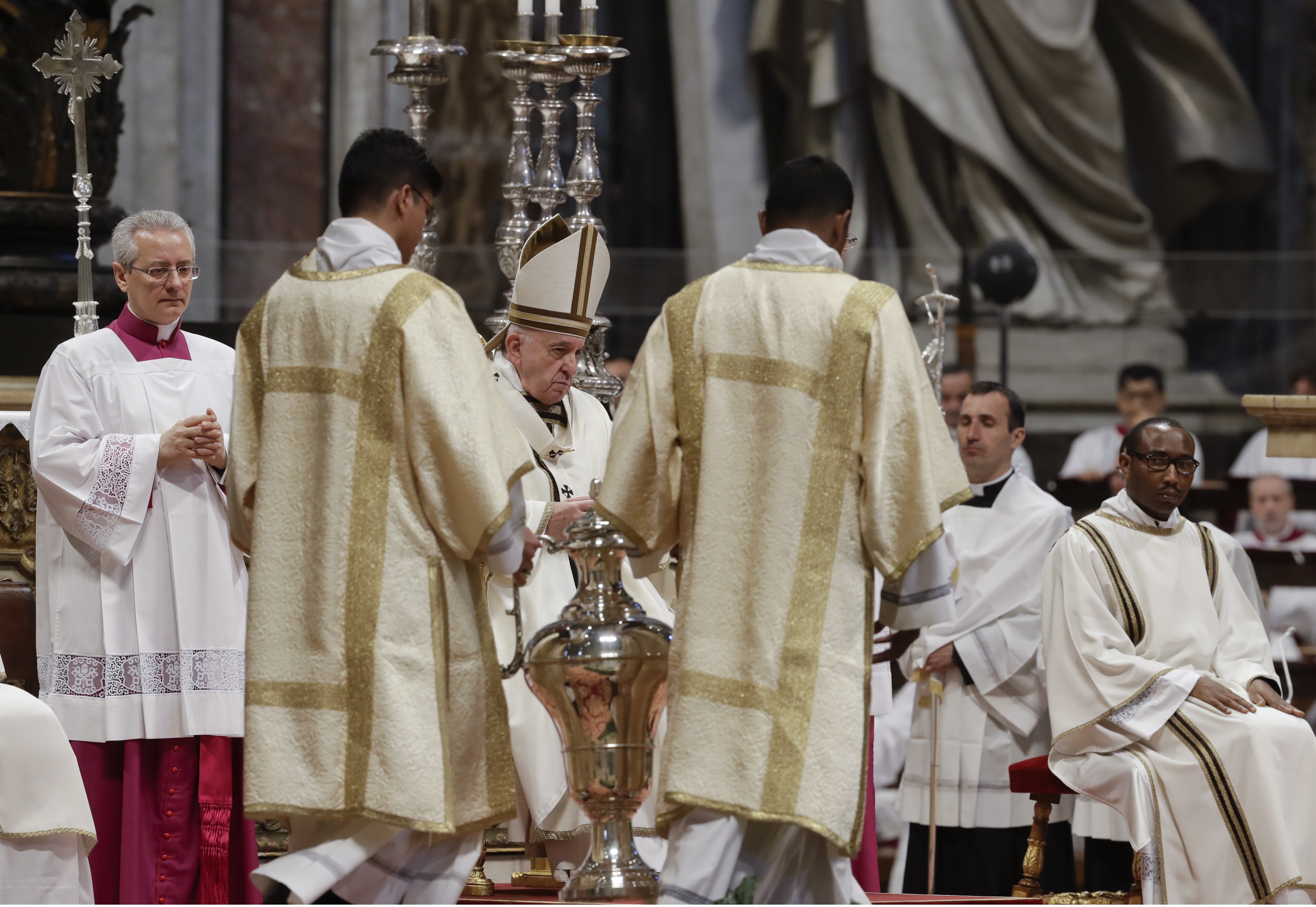 Pope Francis celebrates Holy Thursday Mass ahead of foot-washing ritual