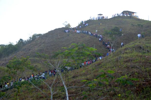 Devotees on Dunque Hill 02