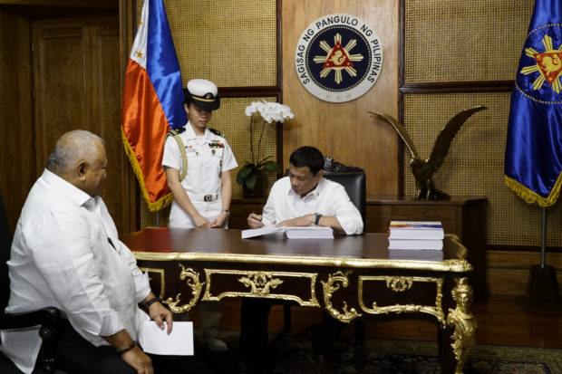 President Rodrigo Duterte has signed into law a measure extending the validity of licenses to carry firearms and the registration of firearms up to 10 years. 