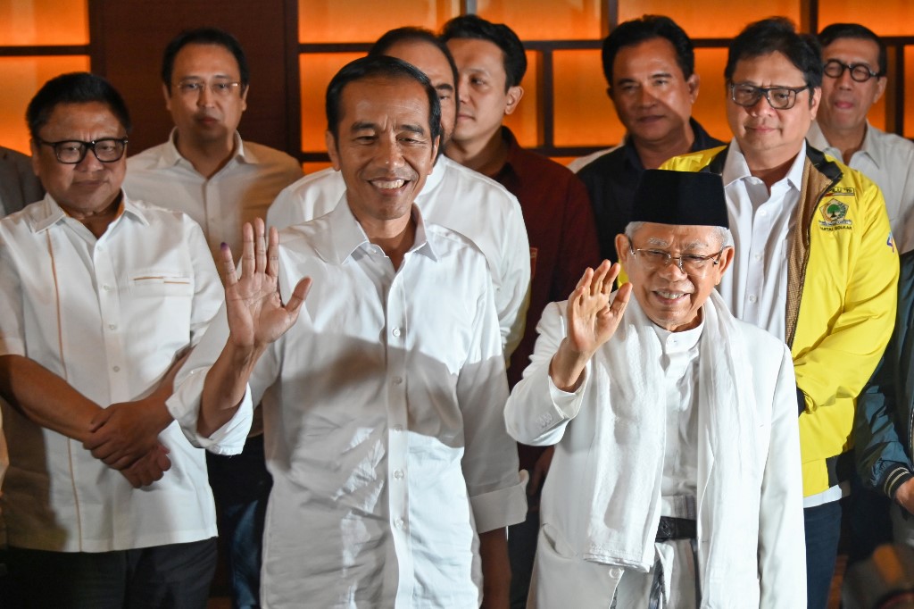 (FILES) In this file photo taken on April 17, 2019 Indonesian President Joko Widodo (C), his vice presidential candidate Maruf Amin (R) and coalition party leaders, hold a press conference after the country's general election in Jakarta. - Widodo has been re-elected as president of the world's third-biggest democracy, the elections commission said early on May 21, beating rival Prabowo Subianto, a retired general who has vowed to challenge any victory for the incumbent leader. (Photo by BAY ISMOYO / AFP)